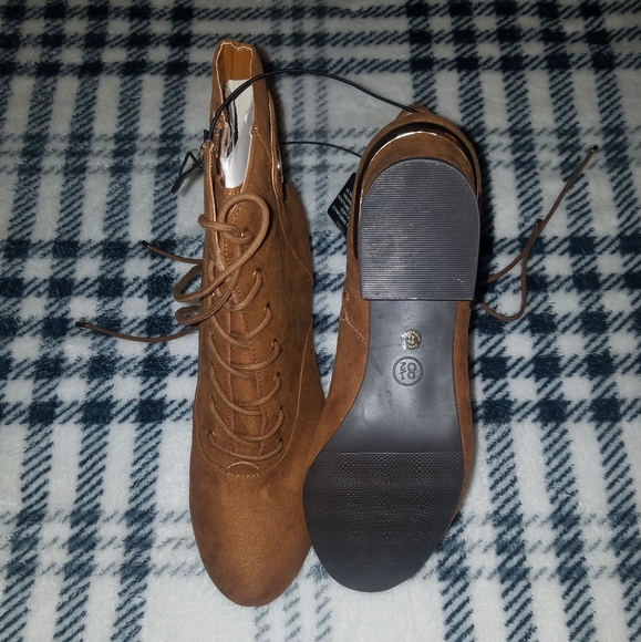 Liz Claiborne brown booties - Picture 2 of 2